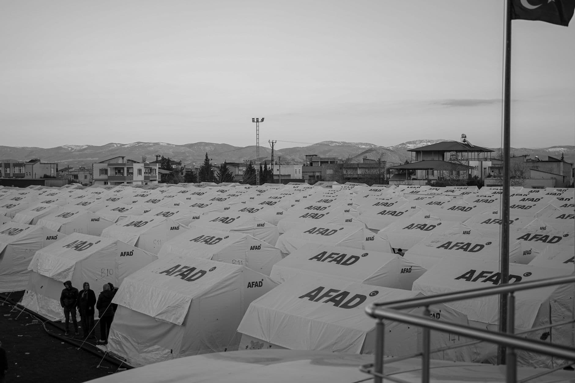 A dos meses del terremoto en Venezuela, miles siguen viviendo en campamentos