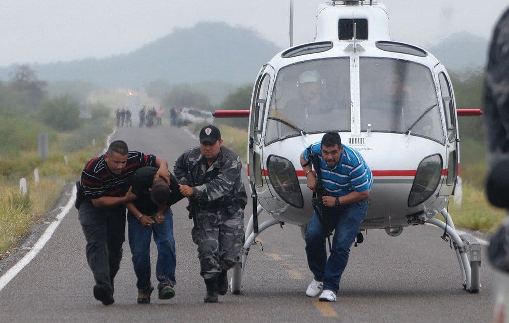 Ataque armado contra helicóptero policial deja un agente herido en México