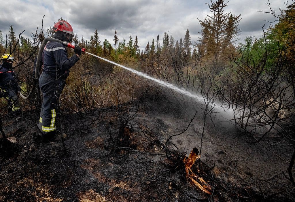 Bajo control el incendio forestal en Huelva tras el refuerzo de medios aéreos y terrestres