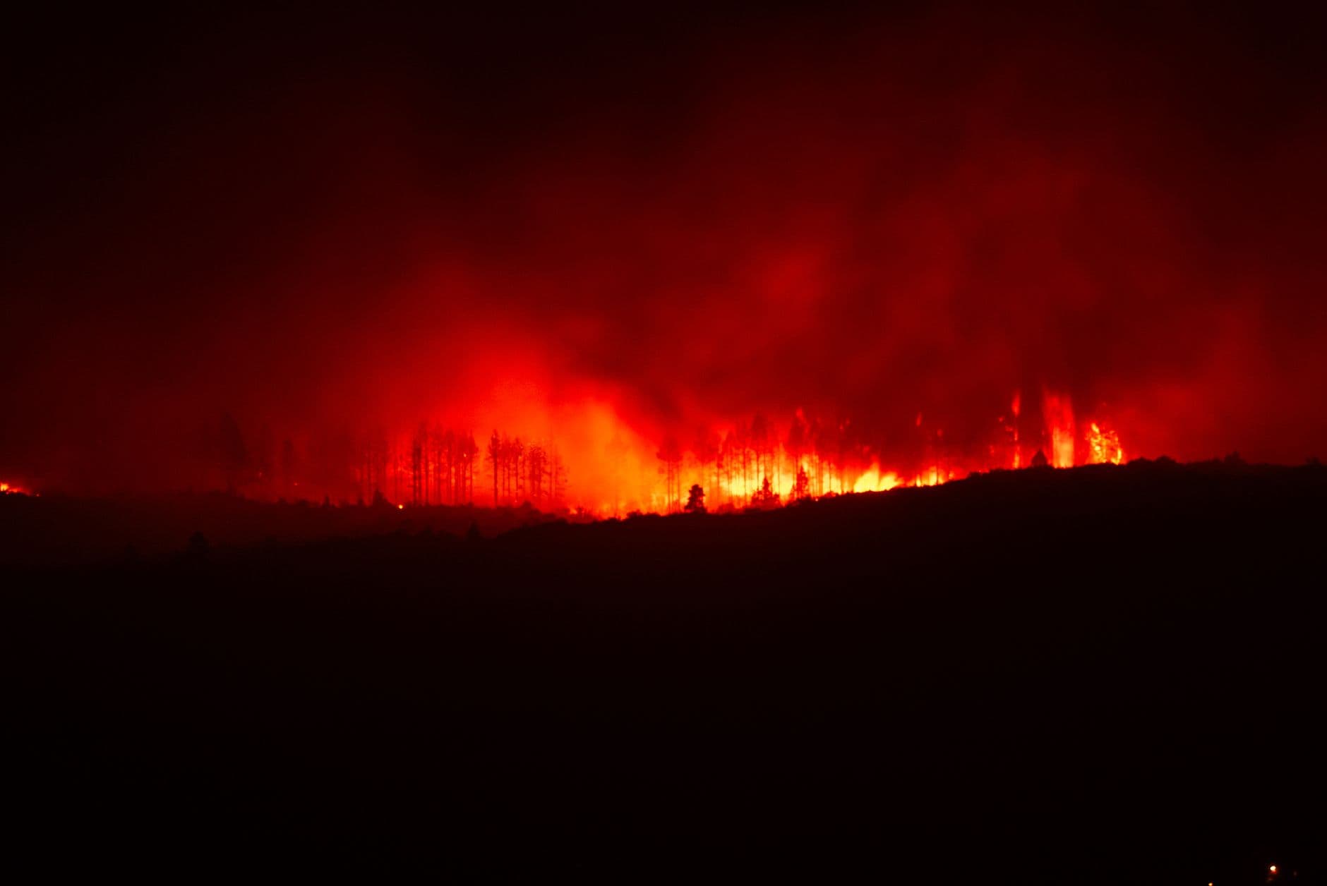 Bajo control el incendio forestal en Huelva tras el refuerzo de medios aéreos y terrestres