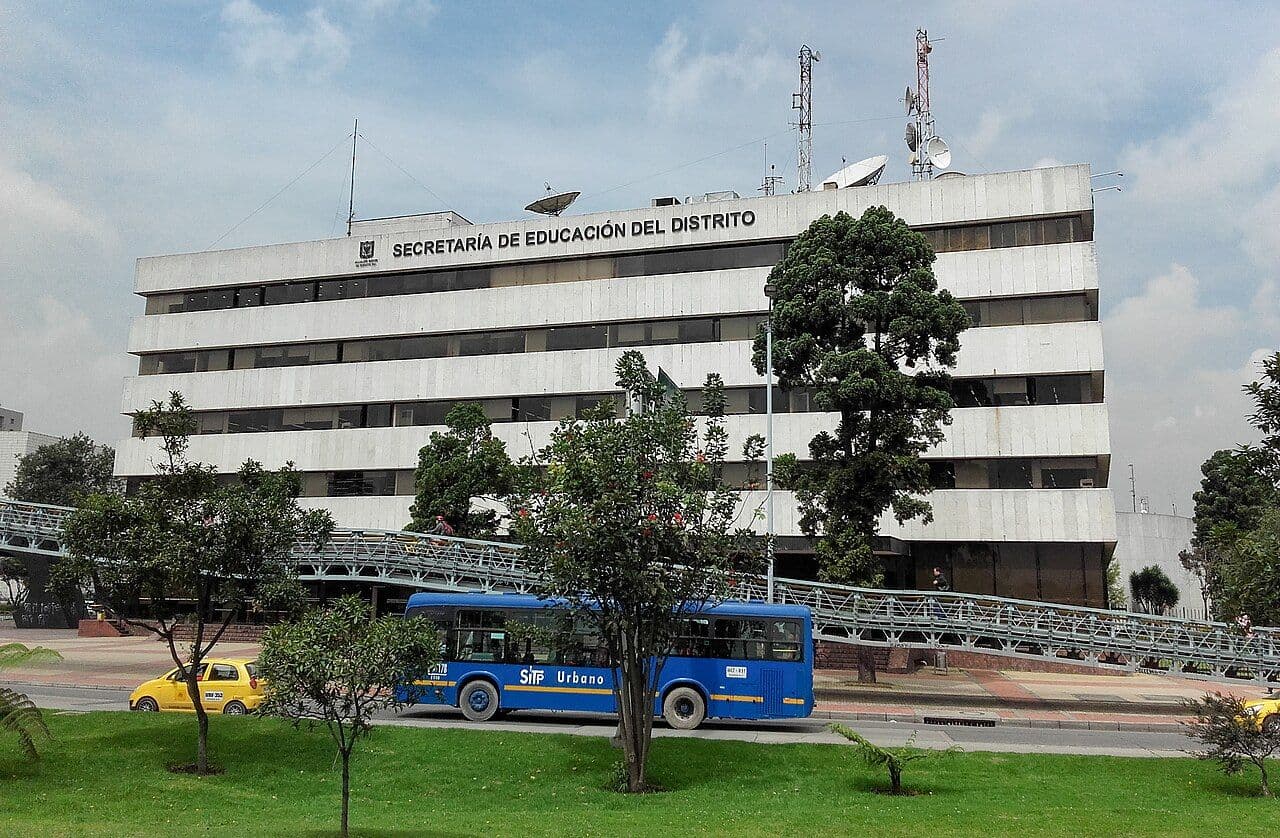 Bogotá avanza hacia la prohibición de celulares en las aulas: así es la propuesta que se discute
