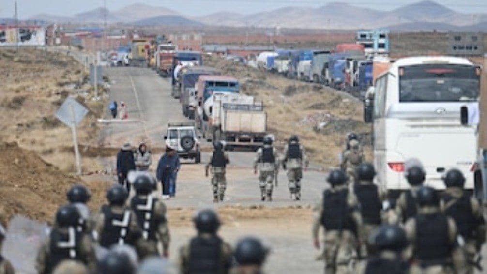 Bolivia confirmó una muerte tras el operativo policial y militar contra los bloqueos que exigen la renuncia de Rodrigo Paz