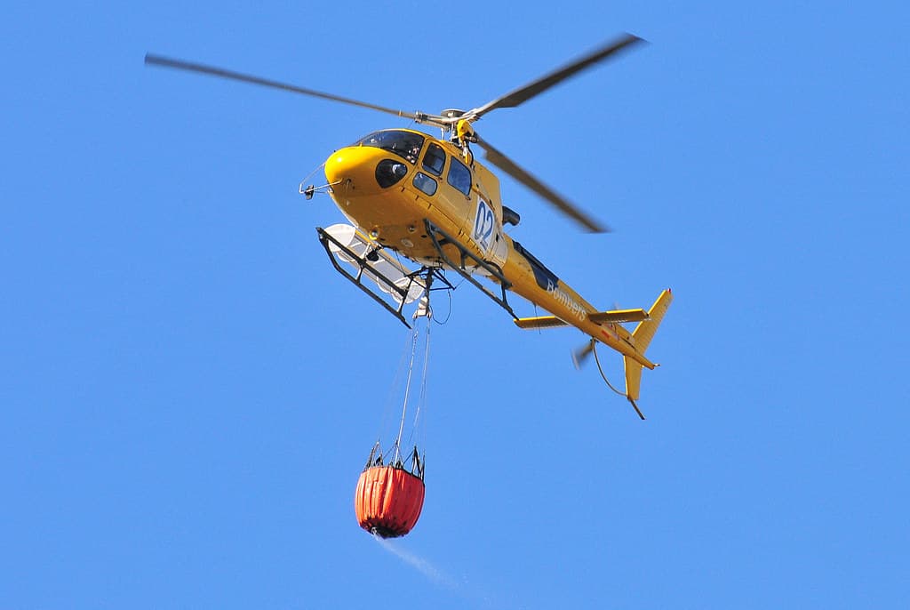 Bomberos logran controlar el frente principal del incendio forestal en Aranda de Duero, España
