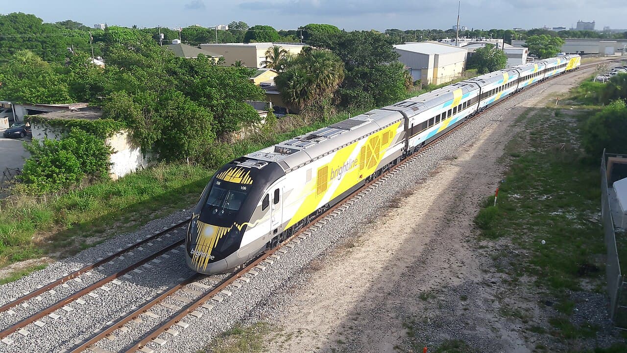 Brightline reactiva su shuttle gratuito al Hard Rock Stadium para la temporada de fútbol americano