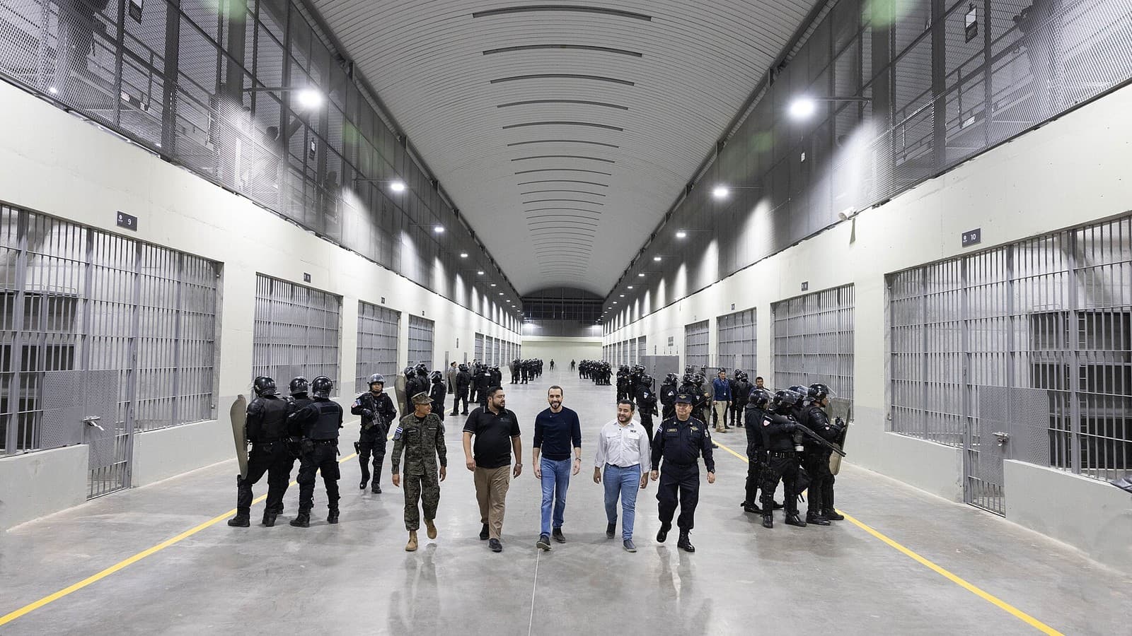 Nayib Bukele recorre junto a agentes de seguridad un pabellón del CECOT, la cárcel de máxima seguridad de El Salvador