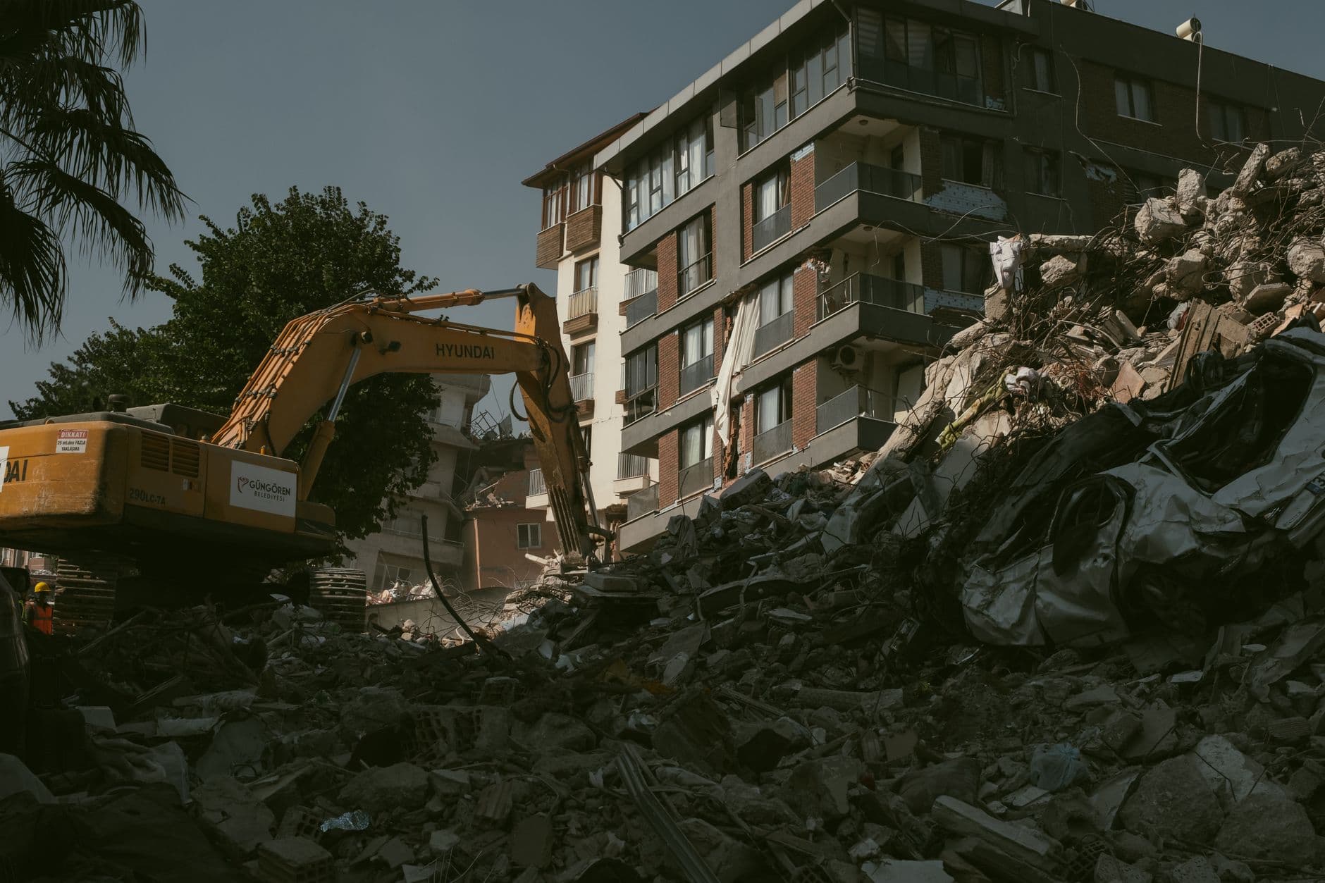 Cali inicia la demolición de edificios dañados tras el terremoto que sacudió el suroeste colombiano