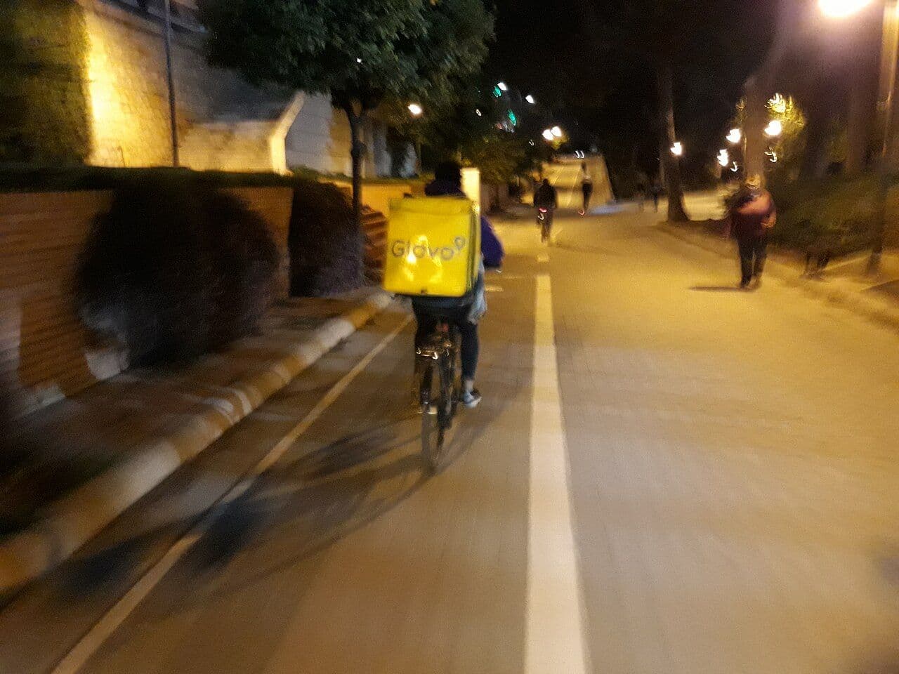 Cataluña abre expediente sancionador a Glovo por seguir repartiendo durante la alerta roja por calor