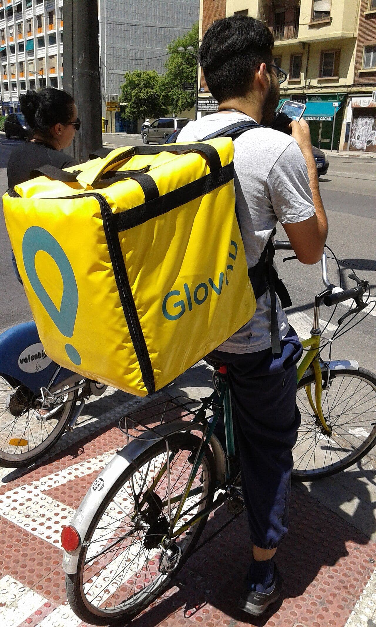 Cataluña abre expediente sancionador a Glovo por seguir repartiendo durante la alerta roja por calor