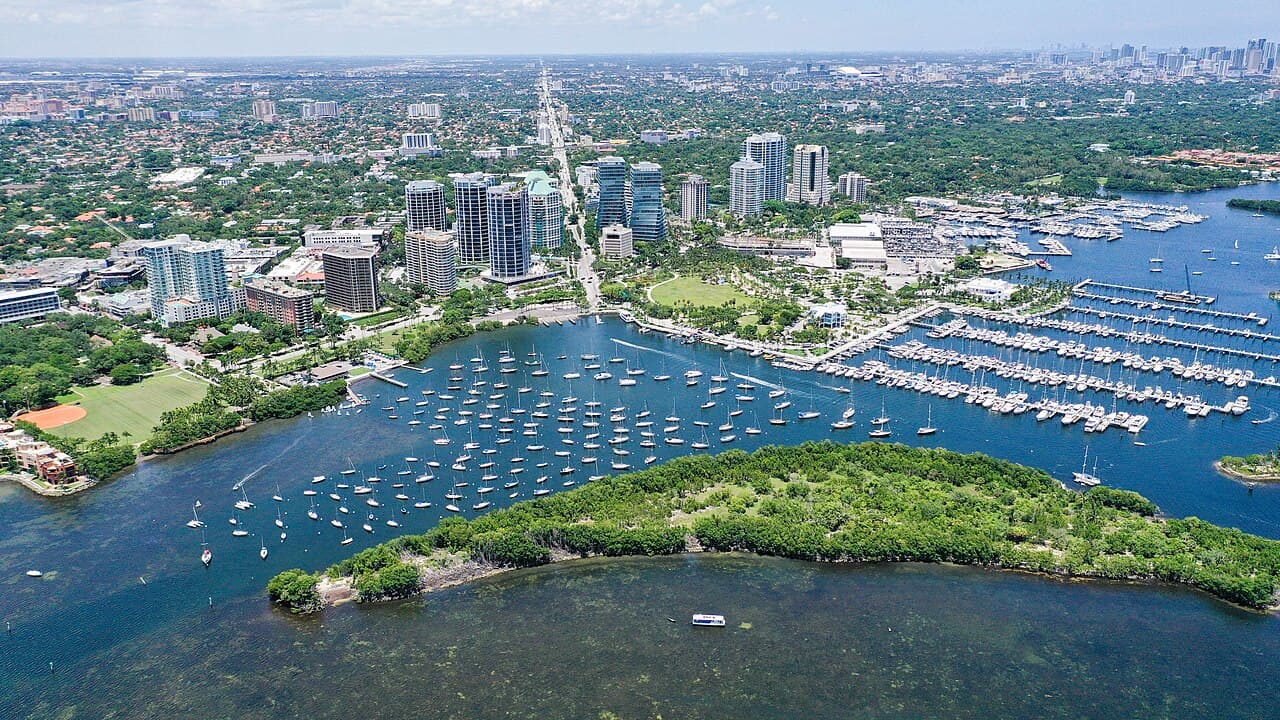 Vista aérea de Coconut Grove y la bahía de Miami