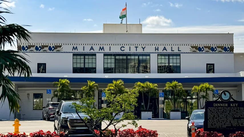 Fachada del Ayuntamiento de Miami (Miami City Hall), en Dinner Key