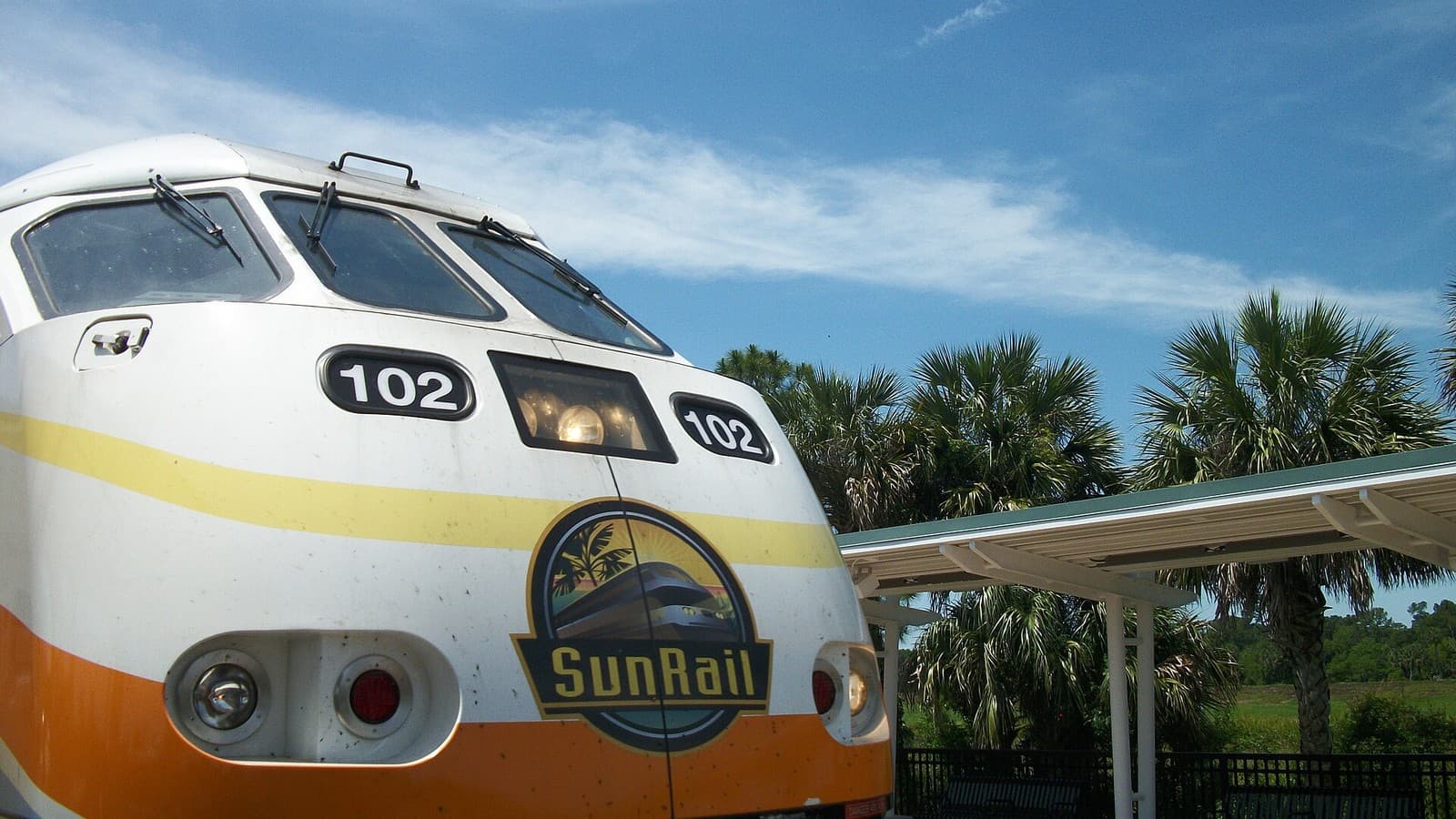Un tren SunRail llega a una estación del área de Orlando