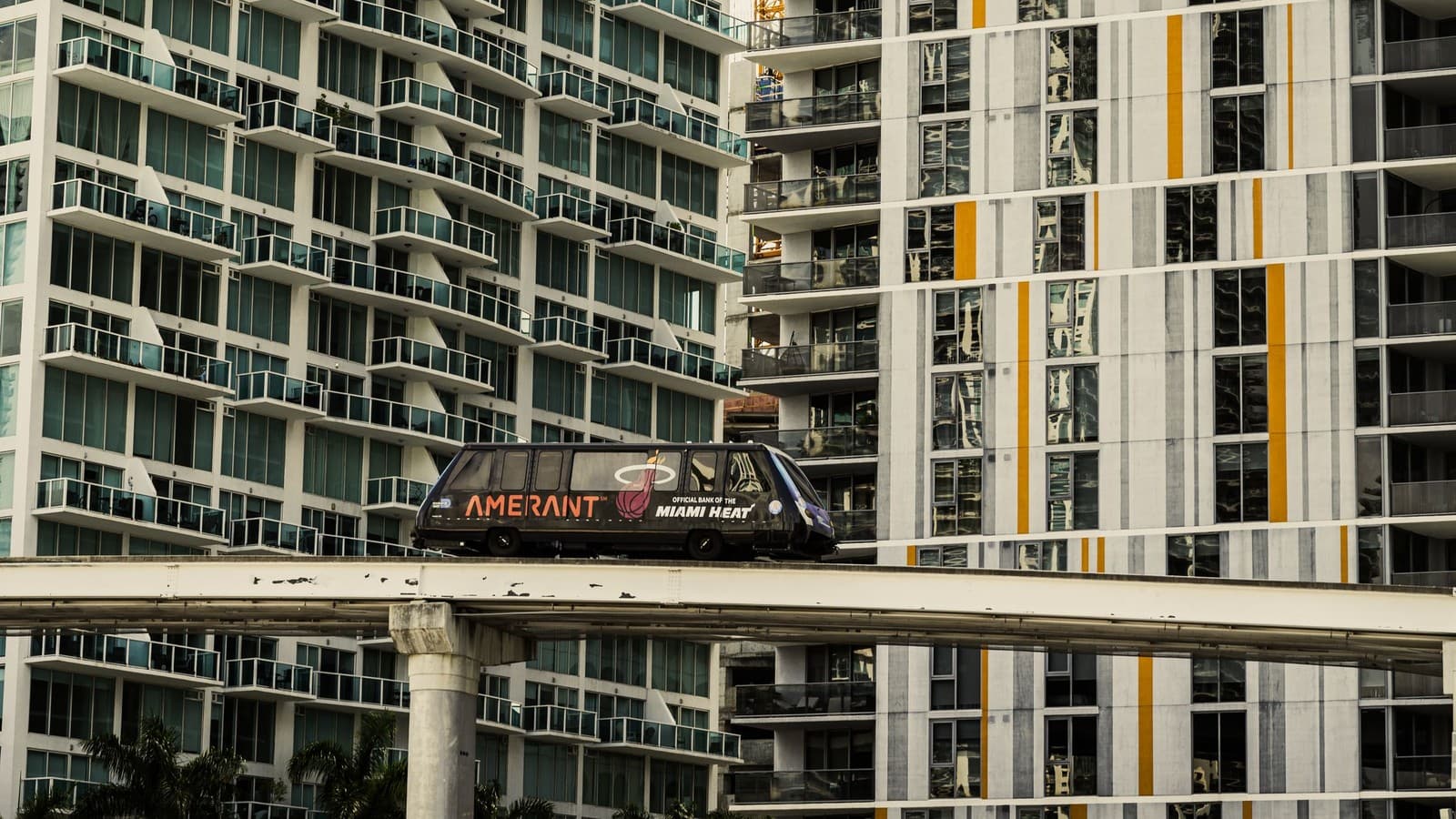 El Metromover pasa frente a torres de departamentos en el centro de Miami.