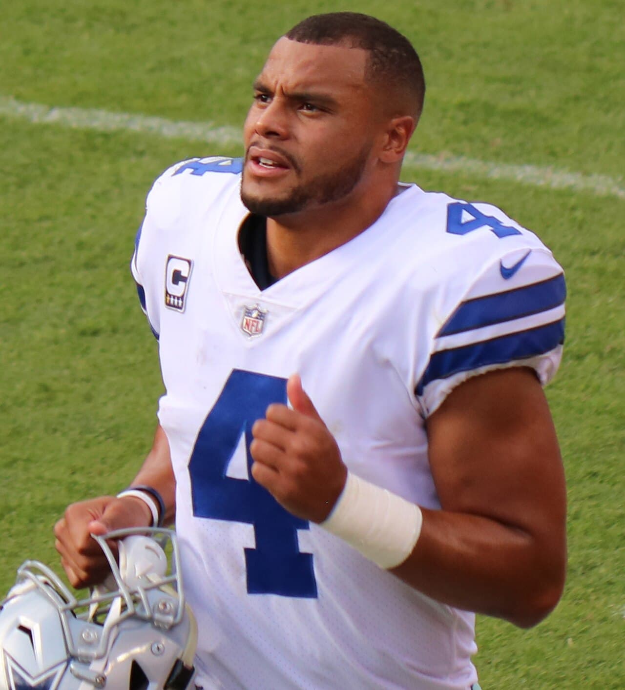 Dak Prescott explotó contra un empleado del estadio tras caer ante los Buccaneers