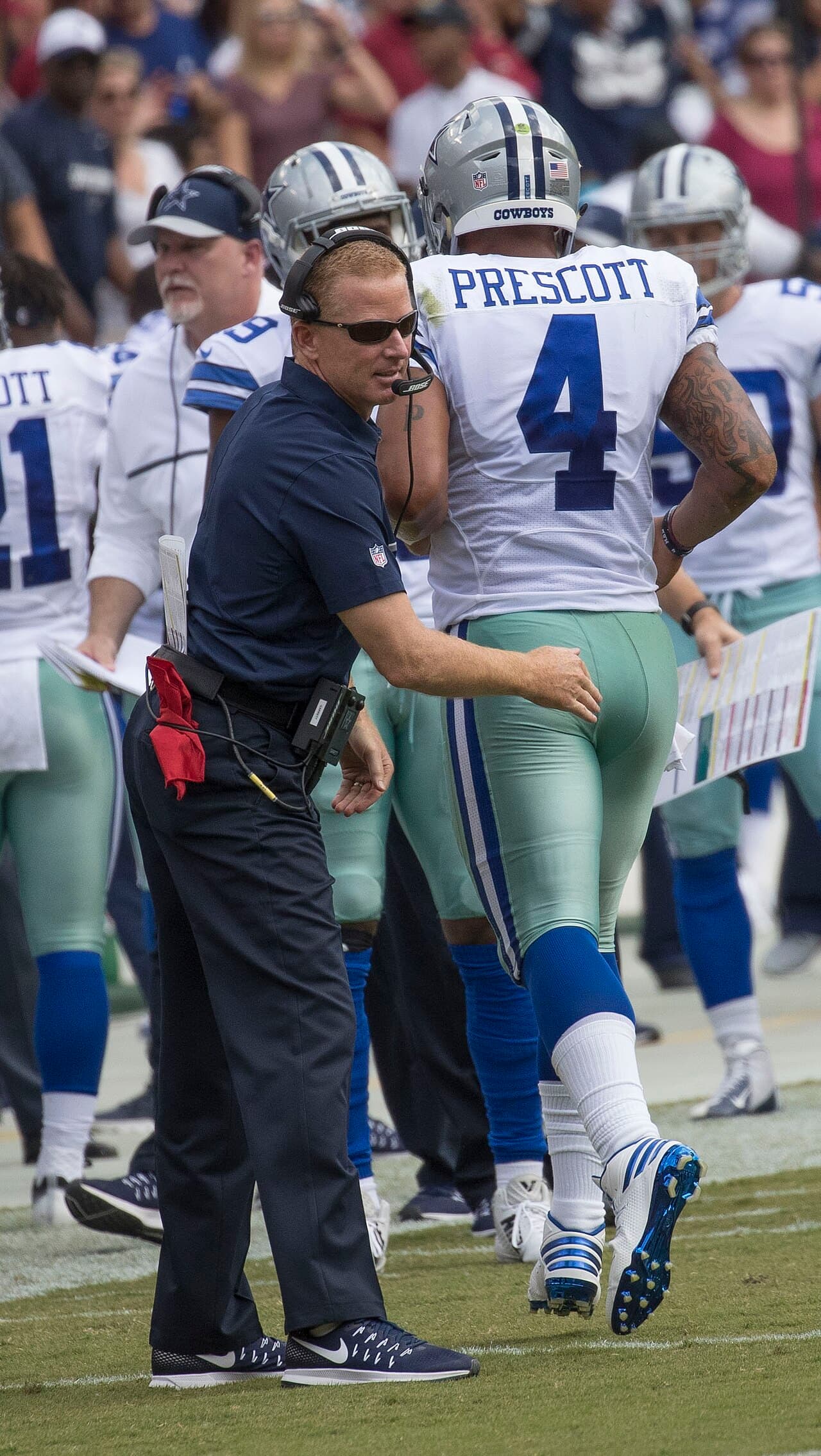 Dak Prescott explotó contra un empleado del estadio tras caer ante los Buccaneers