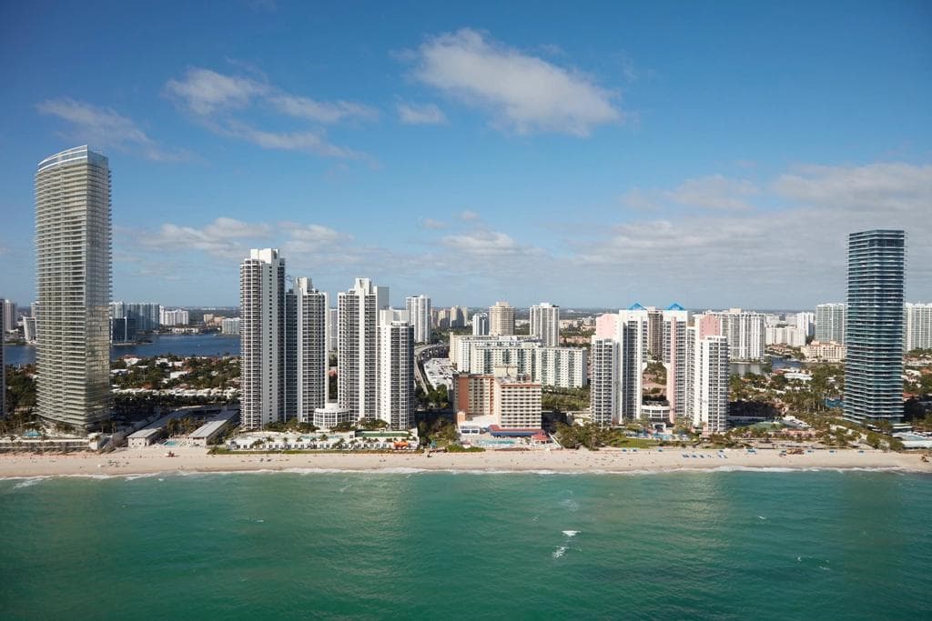 De una startup fallida a las pelotas de cuero: la historia detrás de la instalación "12 Pentágonos" en Bal Harbour