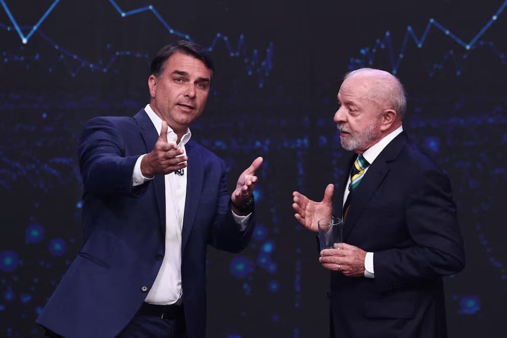 Lula y Flávio Bolsonaro discuten durante el debate presidencial en Brasil