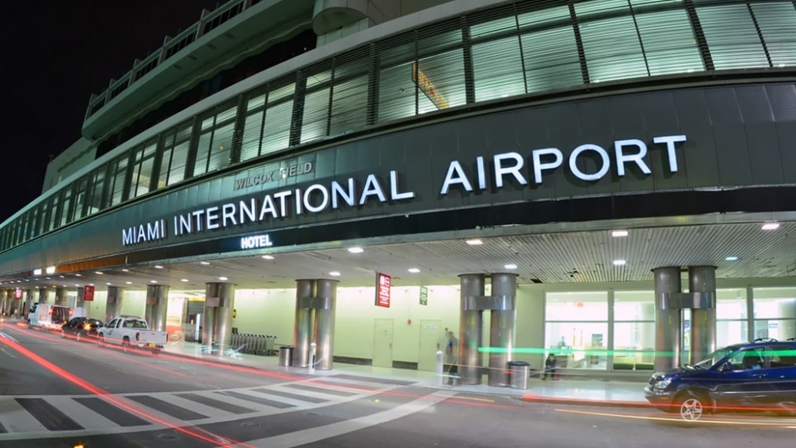 La entrada del Aeropuerto Internacional de Miami, de noche
