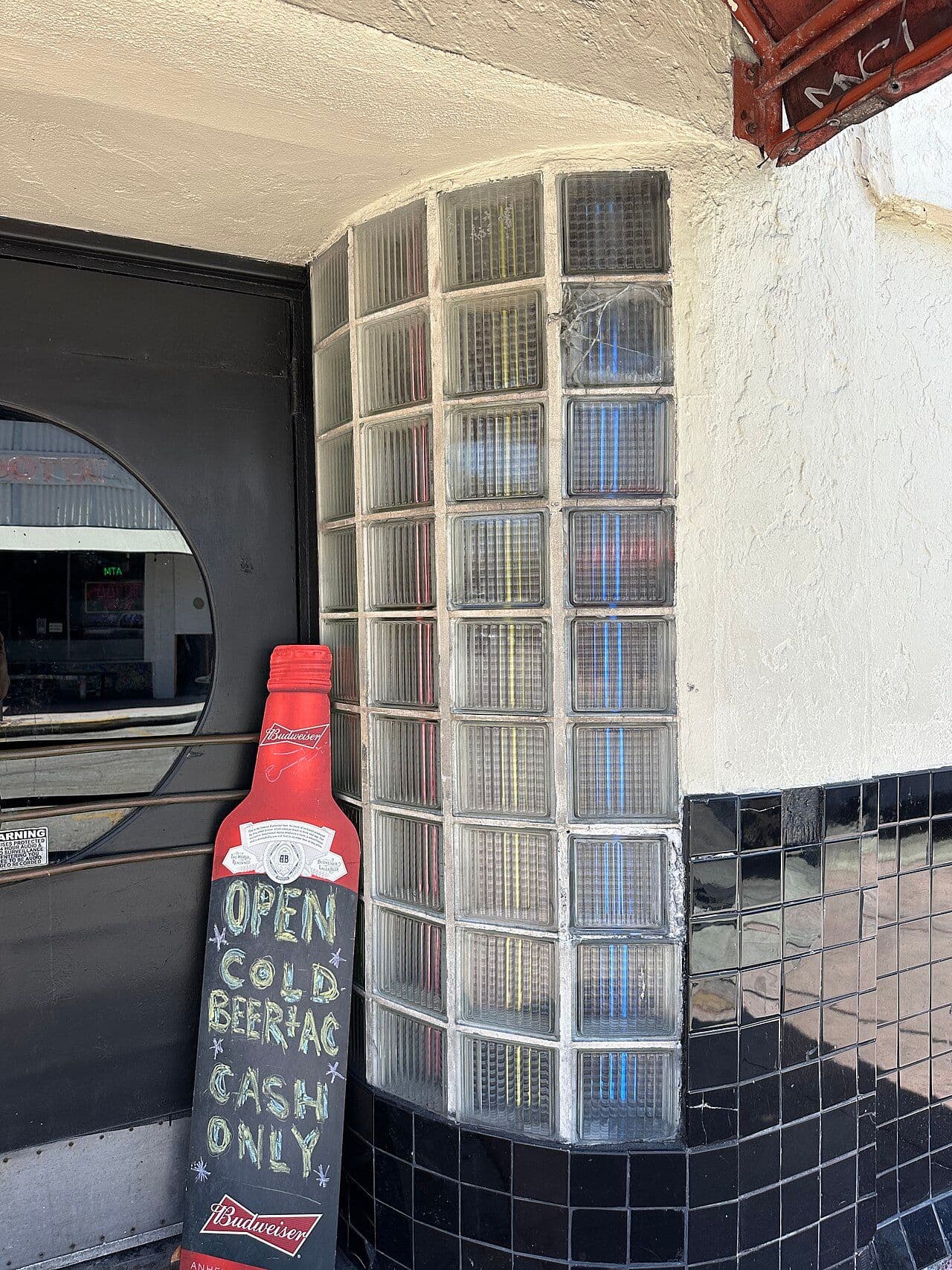 El bar más antiguo de Miami Beach cumple 100 años y lo festeja con una fiesta callejera