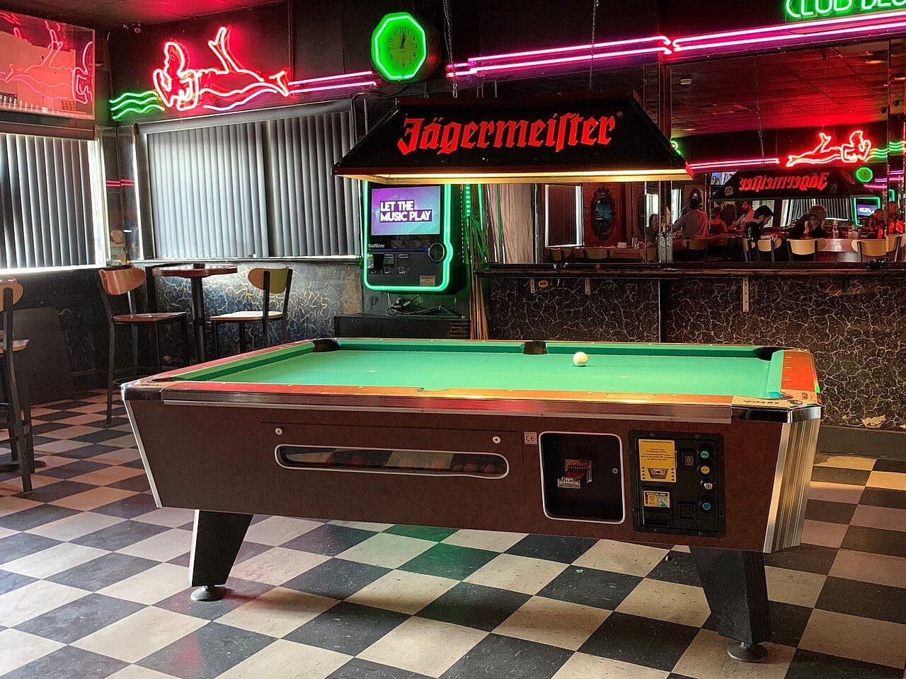 El bar más antiguo de Miami Beach cumple 100 años y lo festeja con una fiesta callejera