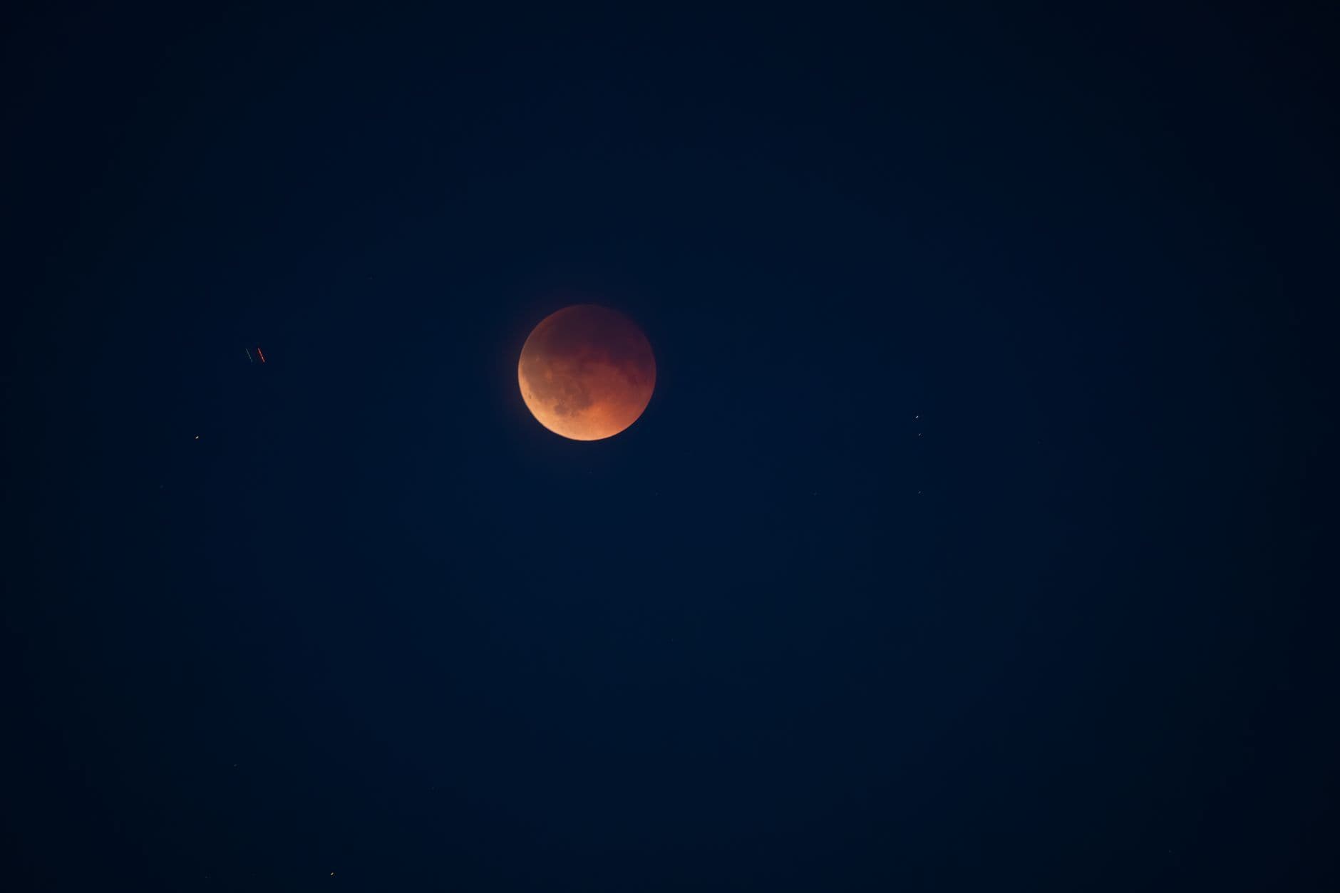 El cielo se vistió de espectáculo: así se vio el eclipse lunar parcial que coincidió con la Luna llena de agosto