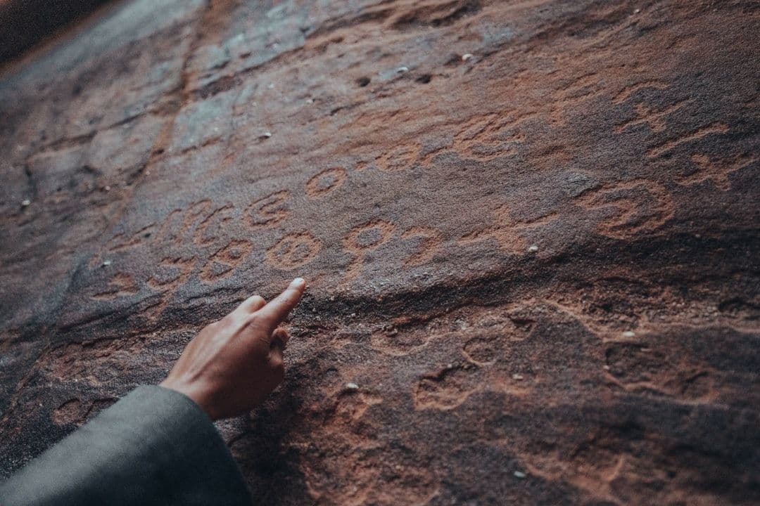 El desierto egipcio donde los mineros inventaron la escritura que hoy usamos