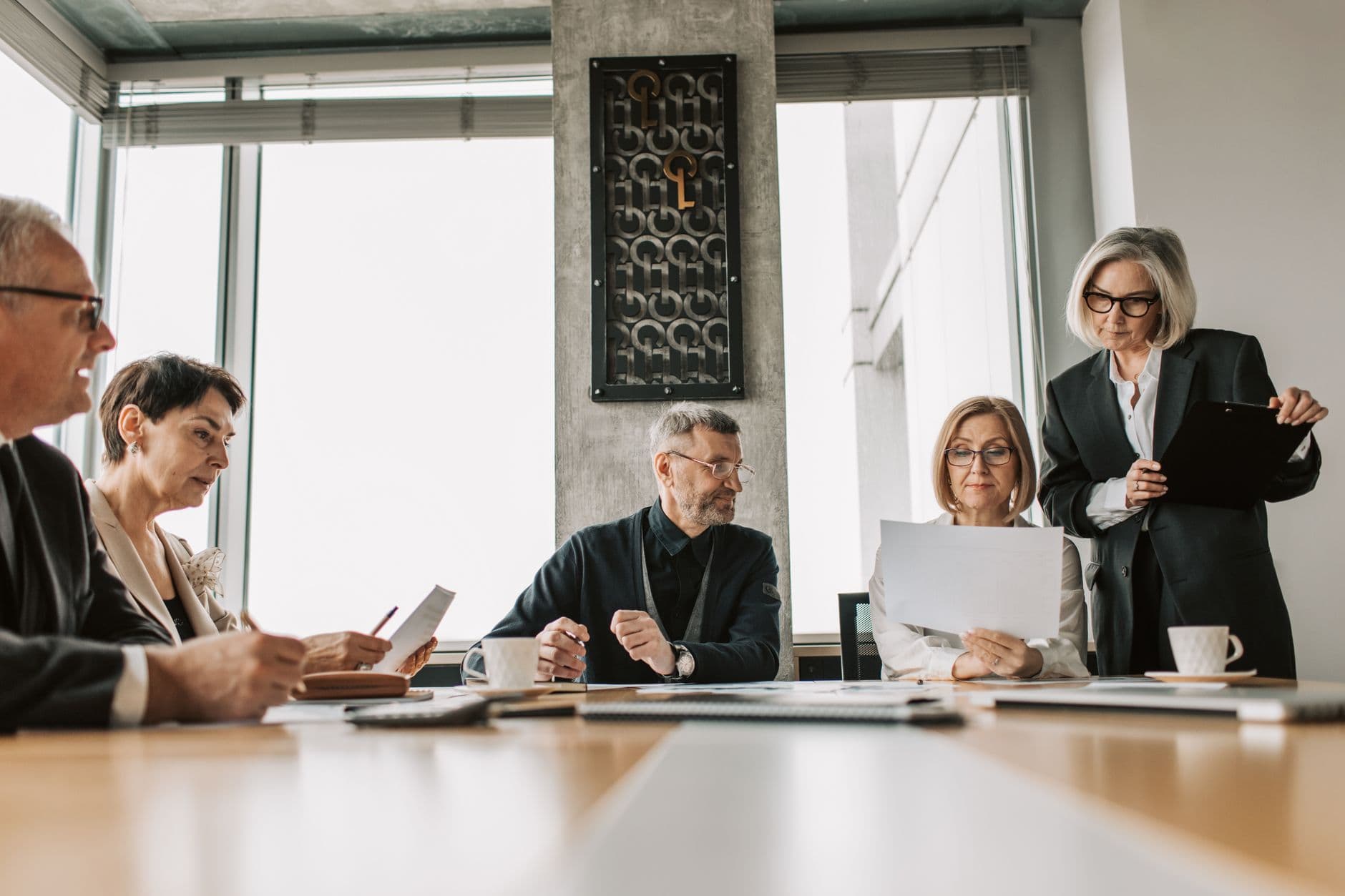 El fenómeno "gerontocracia corporativa": por qué los baby boomers no sueltan el timón de las empresas