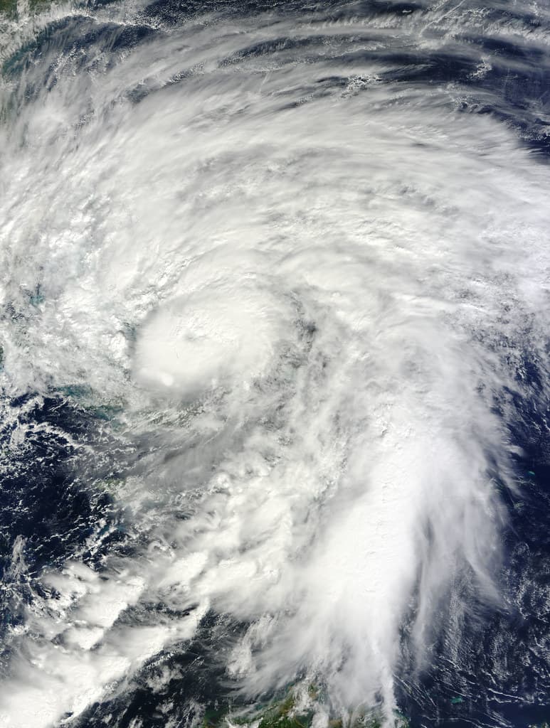 El huracán Isaías toca costa en Florida como categoría 3 y pone en alerta a más de 20 millones de personas
