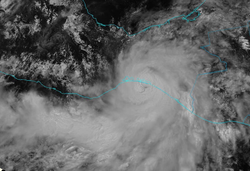 El huracán Polo mantiene en alerta a Baja California Sur ante lluvias y oleaje intenso