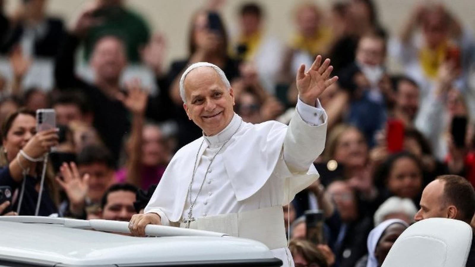 El Papa León XIV saluda a los fieles desde el papamóvil
