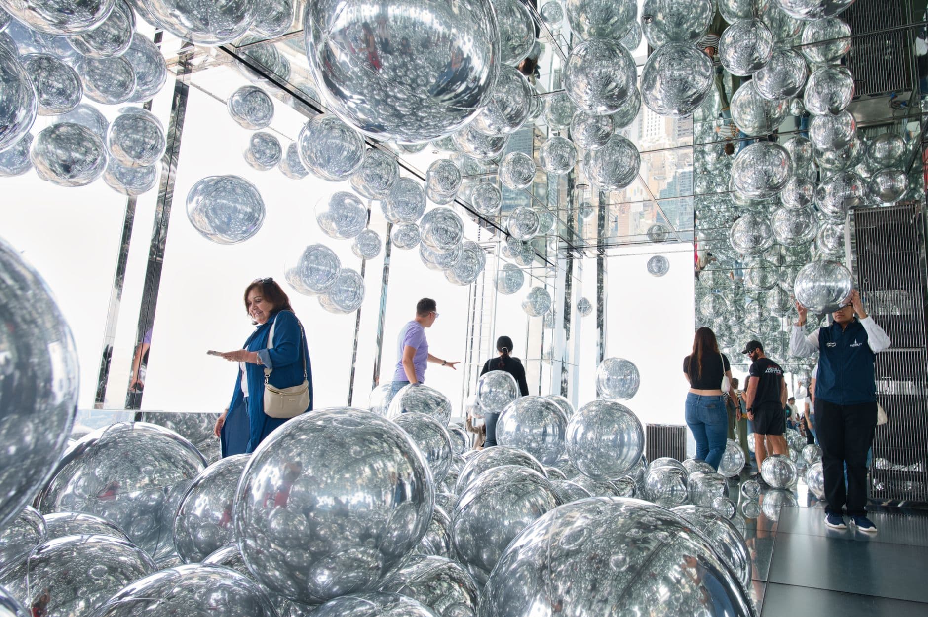 El universo infinito de lunares de Yayoi Kusama: cómo la artista japonesa conquistó al mundo con sus instalaciones inmersivas