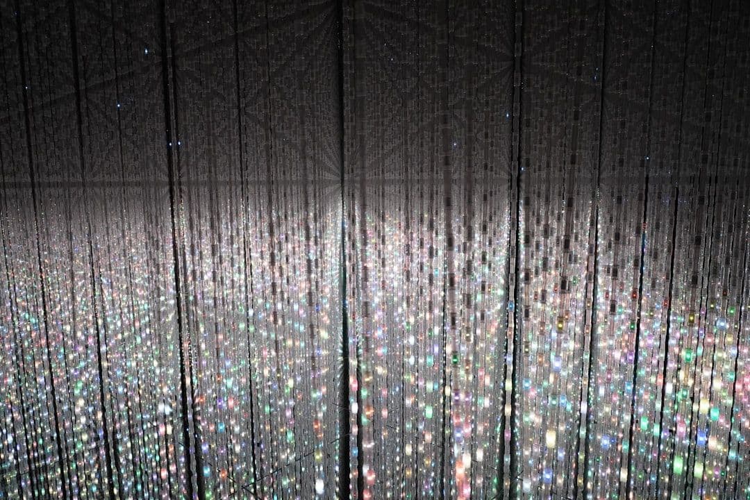 El universo infinito de lunares de Yayoi Kusama: cómo la artista japonesa conquistó al mundo con sus instalaciones inmersivas