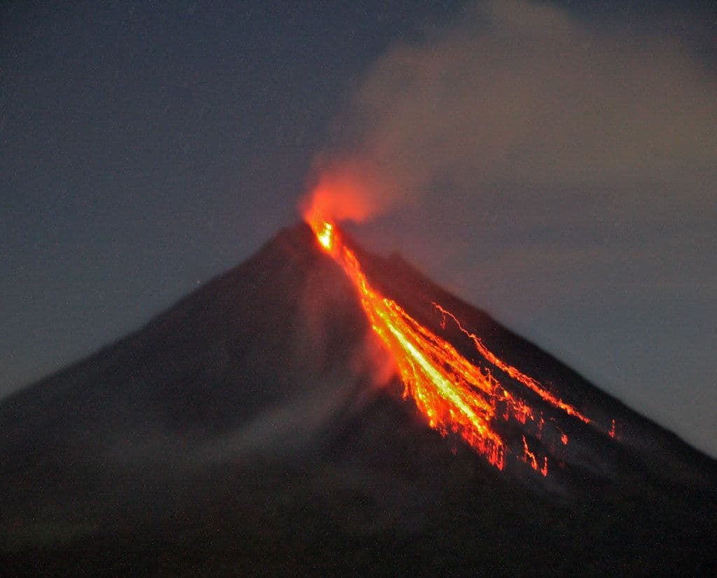 El volcán Rincón de la Vieja en Costa Rica intensifica su actividad eruptiva