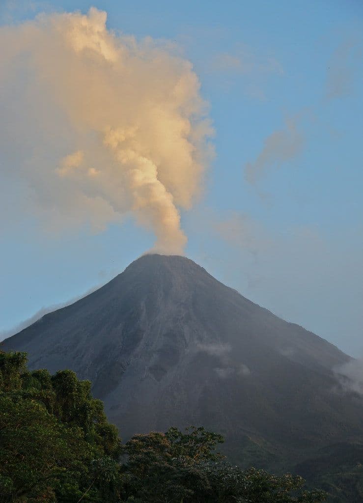 El volcán Rincón de la Vieja en Costa Rica intensifica su actividad eruptiva