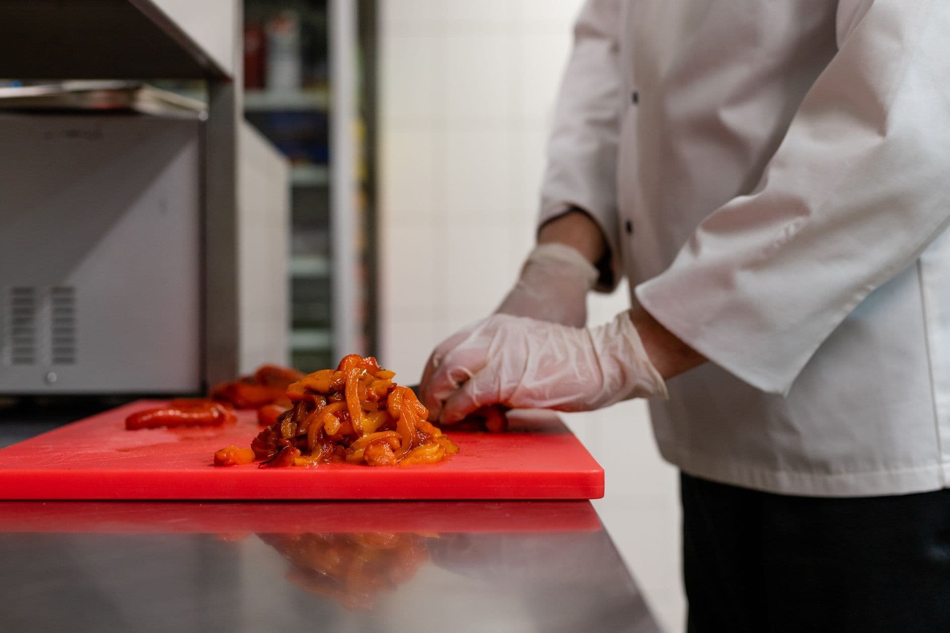 Estos cinco alimentos cotidianos pueden esconder bacterias peligrosas si no se cocinan o refrigeran bien