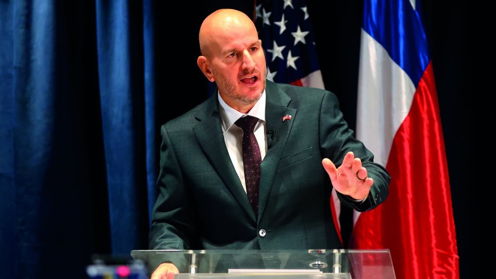 Brandon Judd, embajador de Estados Unidos en Chile, habla desde un atril