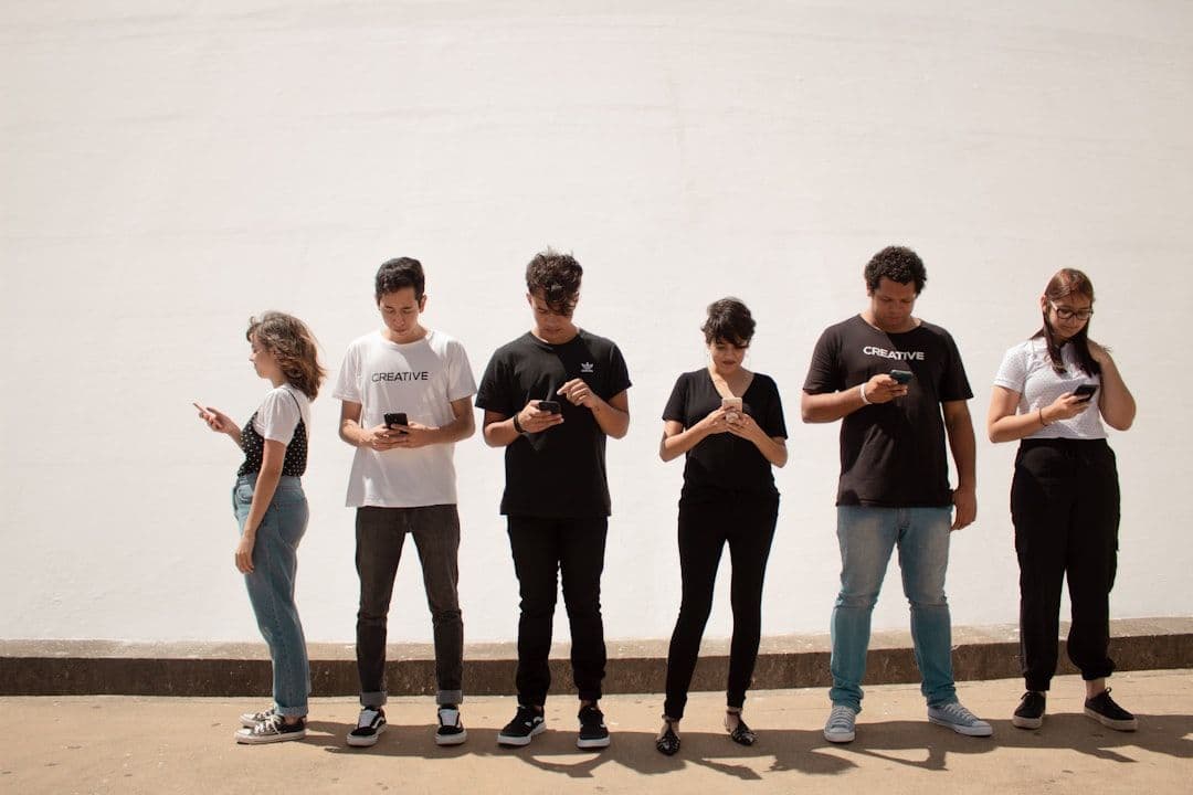 "Farmear aura": la nueva obsesión adolescente por parecer cool que en realidad es milenaria