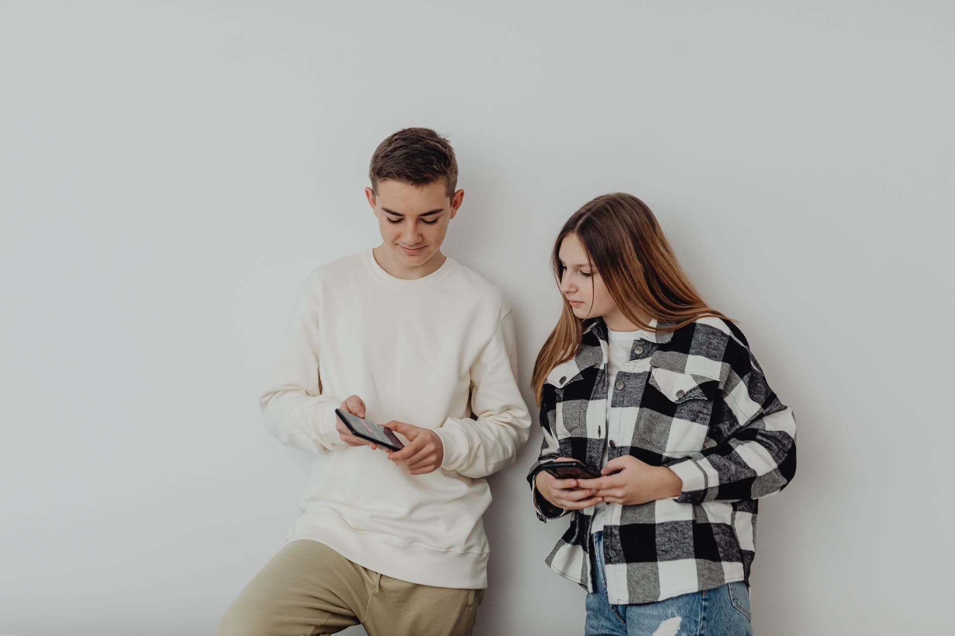 "Farmear aura": la nueva obsesión adolescente por parecer cool que en realidad es milenaria