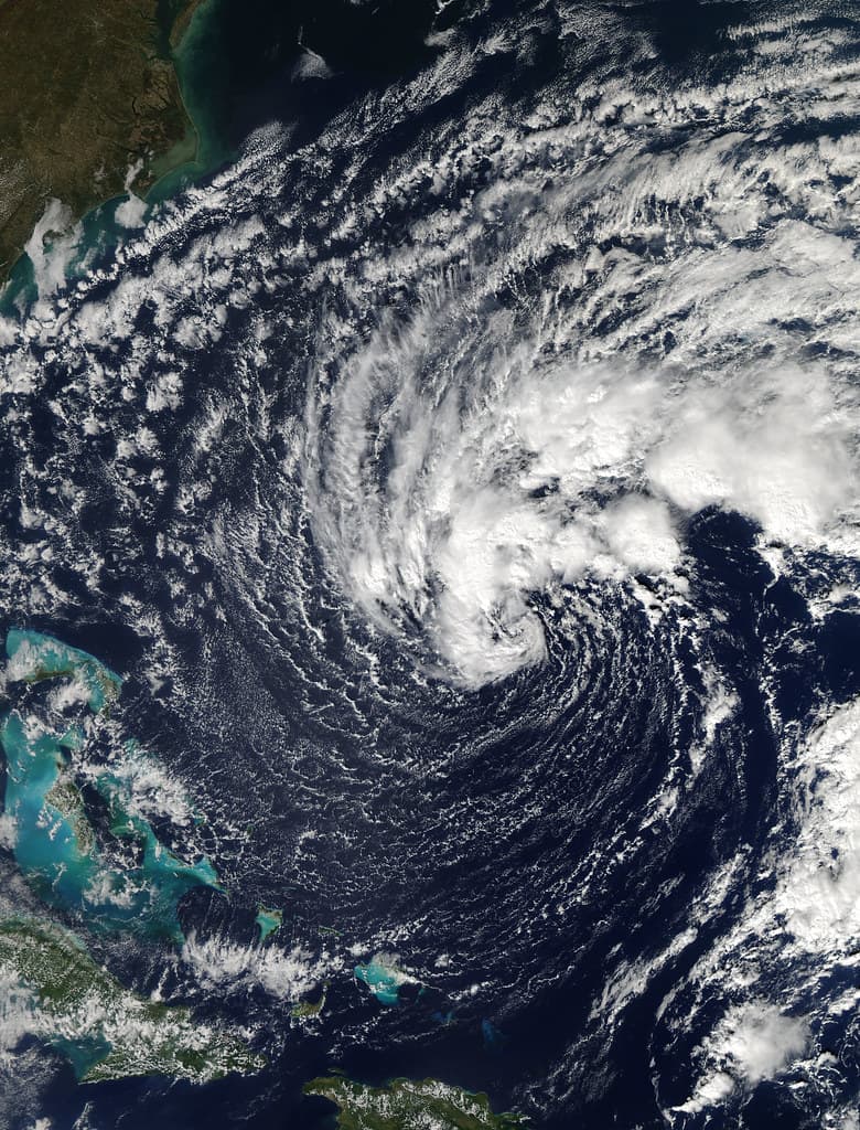 Hawái en alerta: el huracán Lowell amenaza con tornados a la isla de Kauai