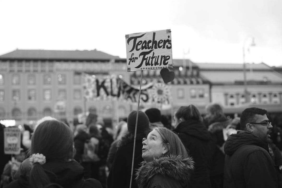 Huelga docente paraliza accesos a Barcelona y corta el AVE en Lleida el primer día de clases