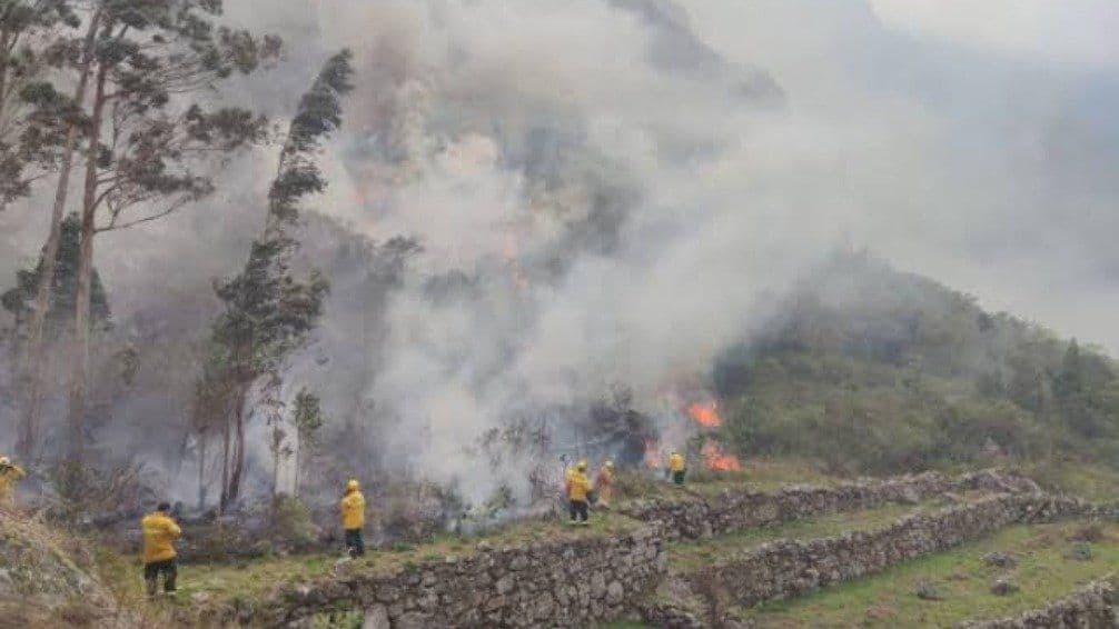 Incendio forestal interrumpe los trenes a Machu Picchu y afecta a cientos de turistas en Perú
