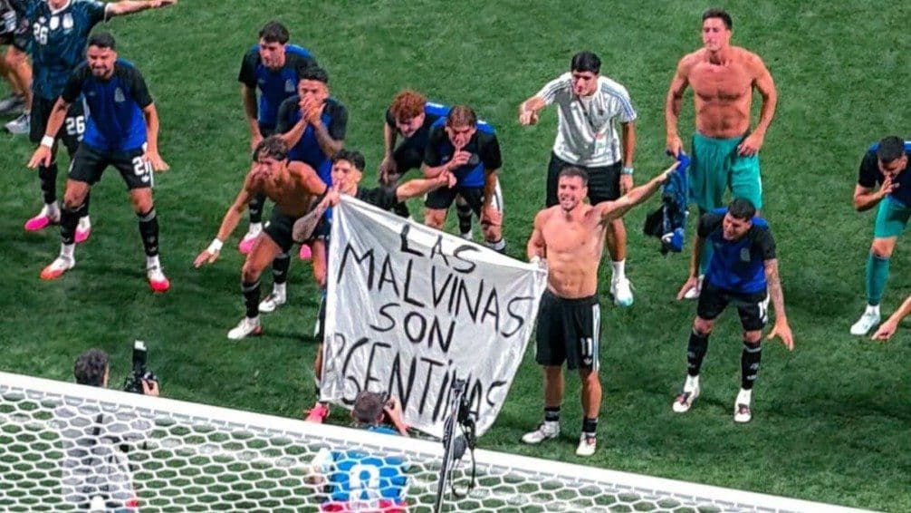 Javier Milei respaldó a la Selección Argentina por la pancarta sobre Malvinas y reafirmó el reclamo de soberanía