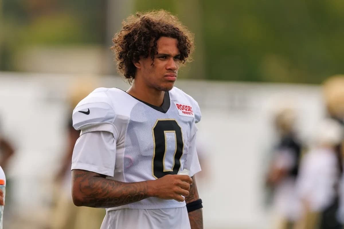 Jordyn Tyson durante un entrenamiento de los New Orleans Saints