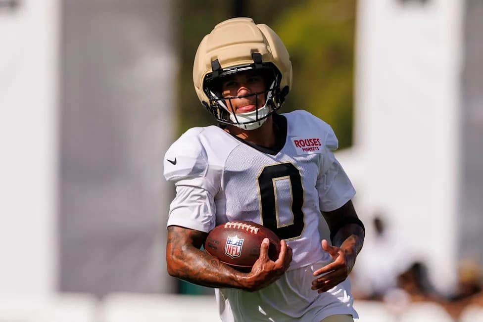 Jordyn Tyson, de los New Orleans Saints, corre con el balón en una práctica