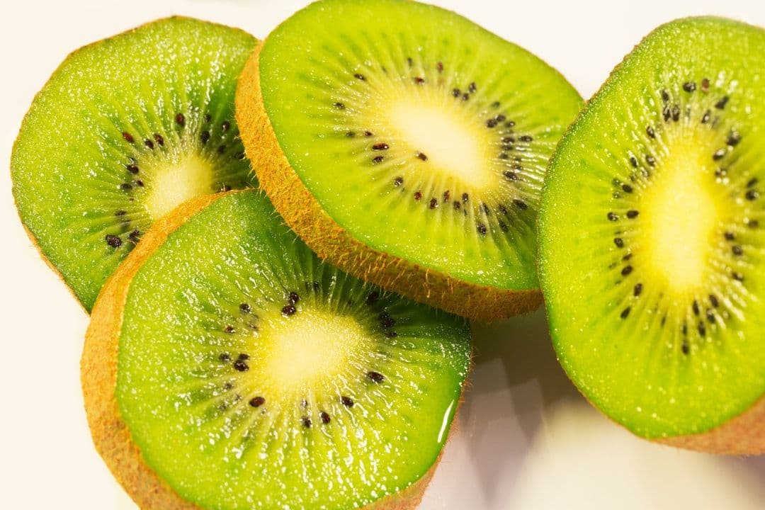 Kiwi vs. ciruelas pasas: qué fruta es más eficaz contra el estreñimiento, según la ciencia