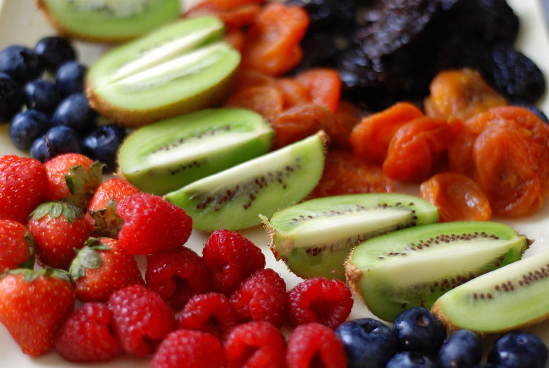 Kiwi vs. ciruelas pasas: qué fruta es más eficaz contra el estreñimiento, según la ciencia