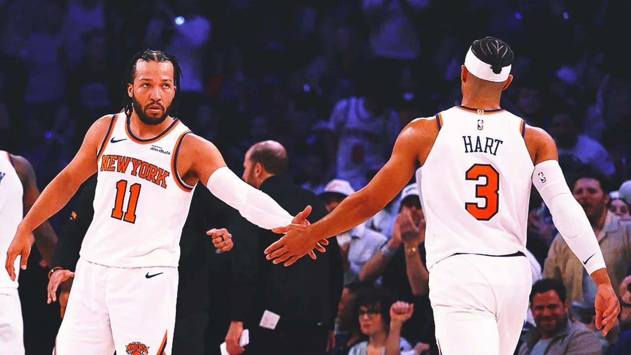 Josh Hart, con la camiseta número 3 de los New York Knicks, choca la mano con un compañero durante un partido