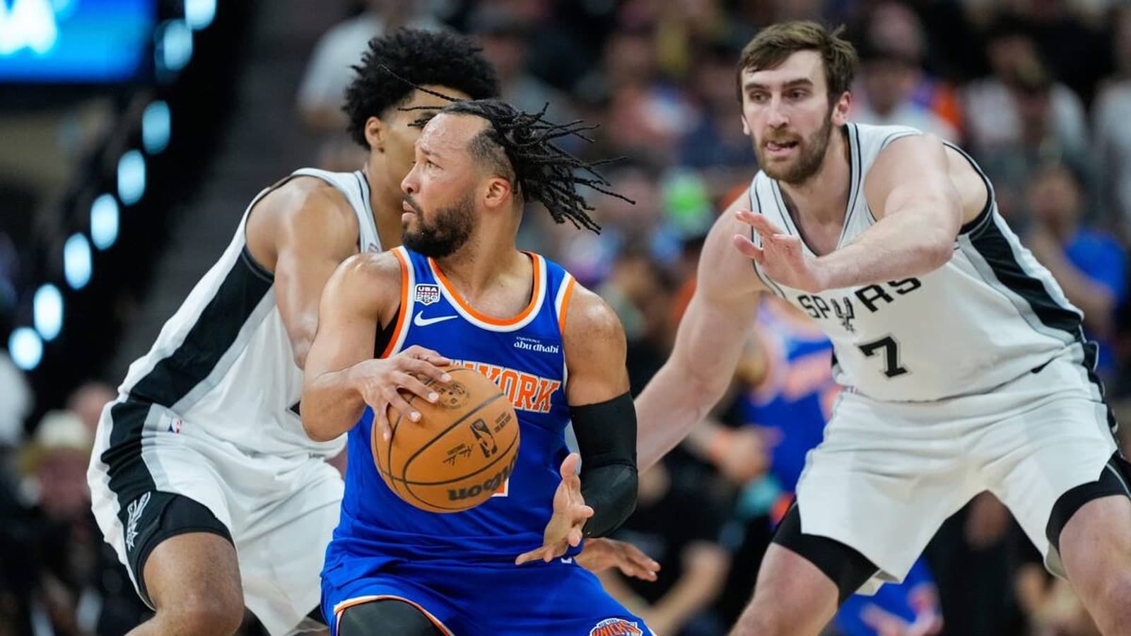 Un jugador de los New York Knicks controla el balón ante dos defensores de los San Antonio Spurs