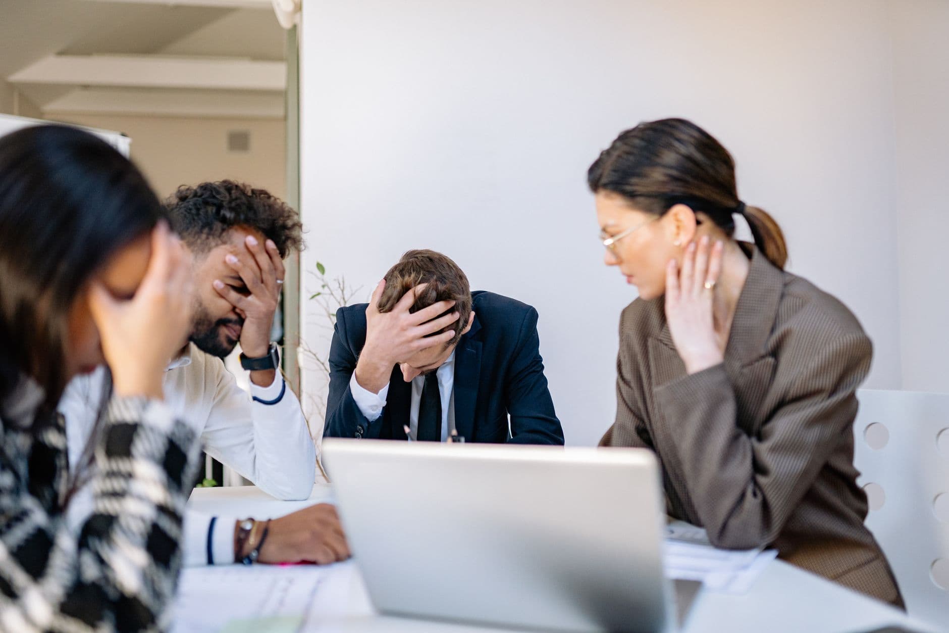 La incompetencia como estrategia: cómo identificar cuando alguien finge no saber para que otro haga el trabajo