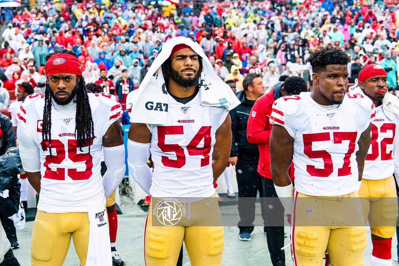La NFL rechaza la apelación de Dre Greenlaw y lo deja afuera ante Washington