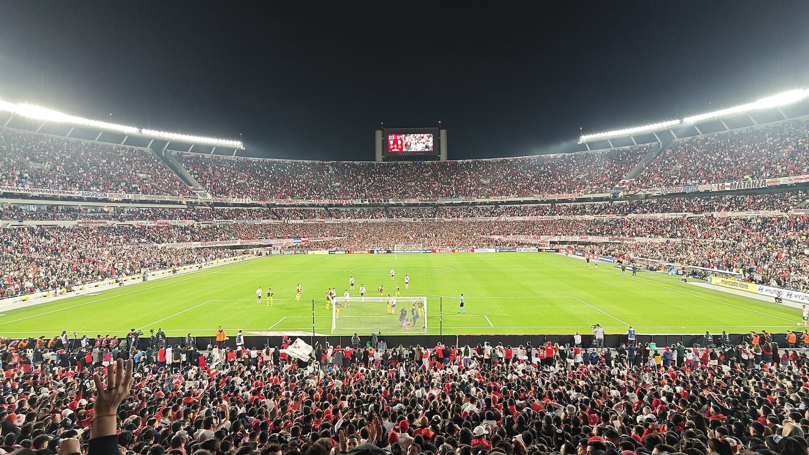 El estadio Monumental de River Plate colmado durante un partido nocturno